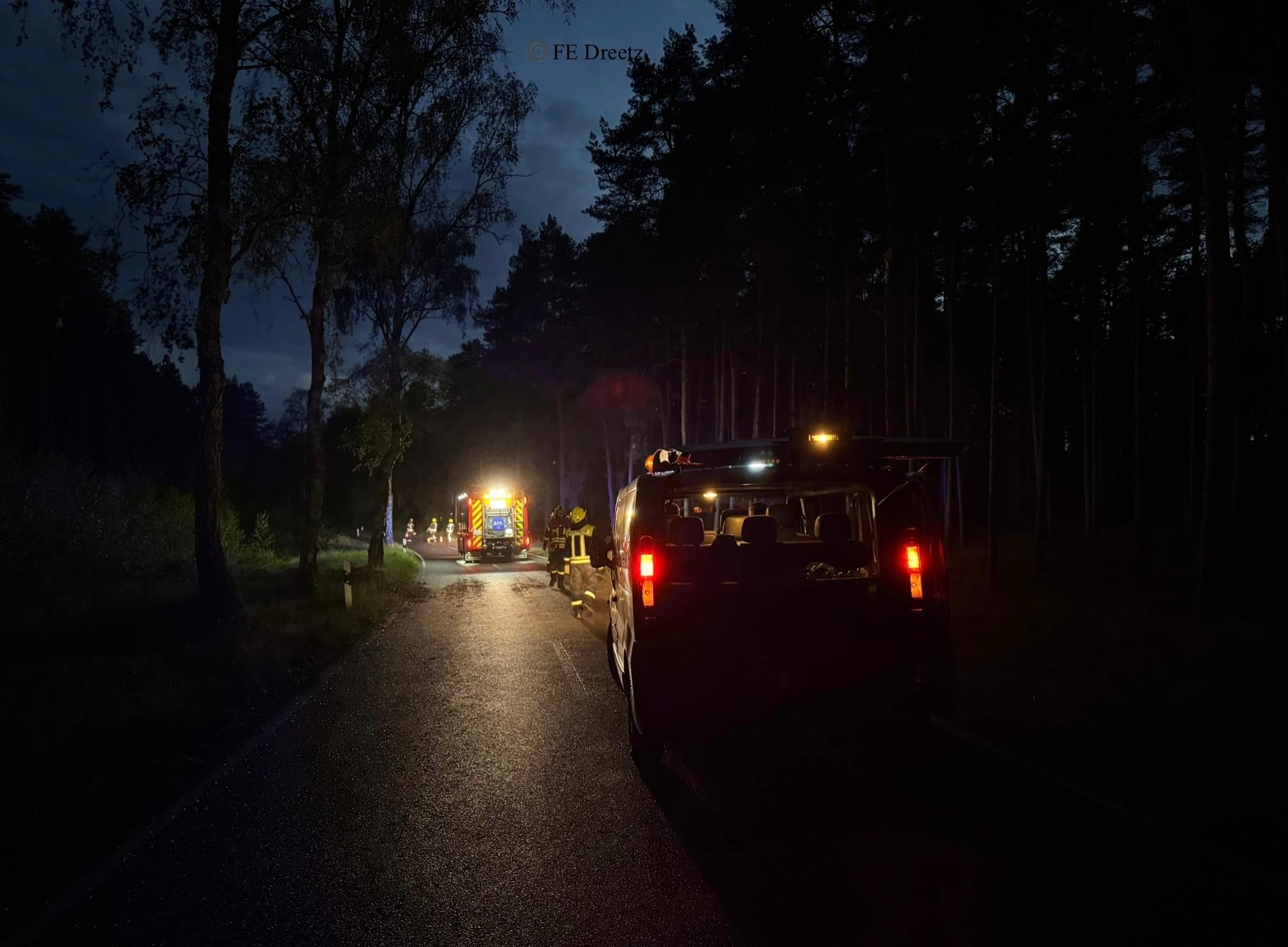 Die Einsatzstelle wurde vor und nach dem Astbruch mit Fahrzeugen gesichert.