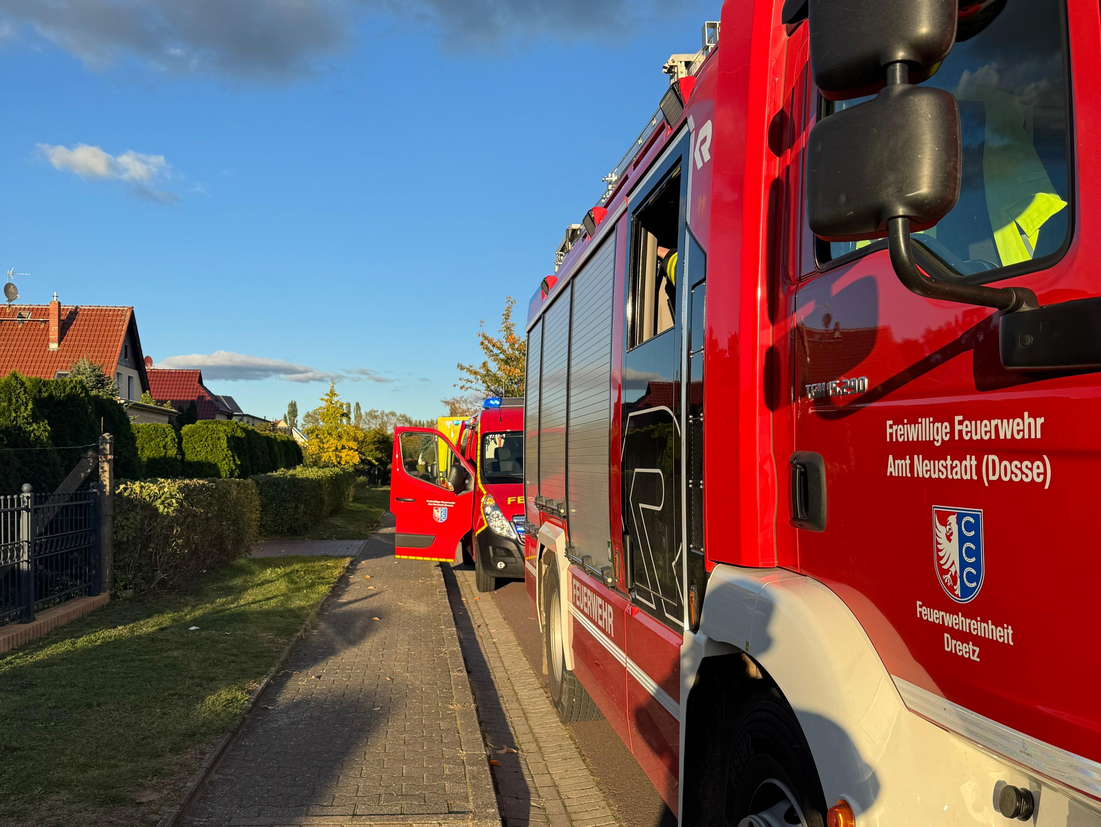 aufgestellte Fahrzeuge der Feuerwehreinheiten am Einsatzort. 