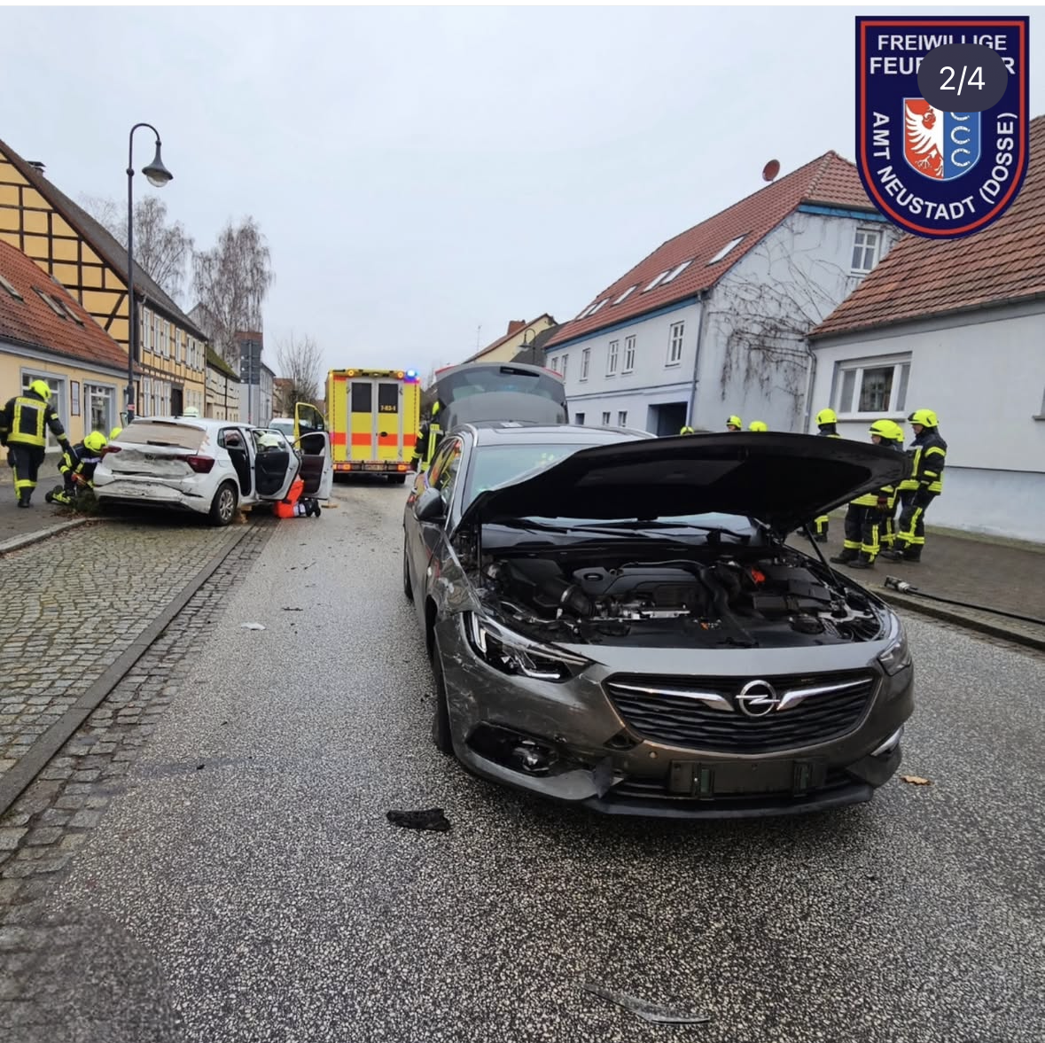 Eines der beteiligten Unfallfahrzeuge. Dieses konnte von den Einsatzkräften zum Abschluss auf den Seitenstreifen geschoben werden. 