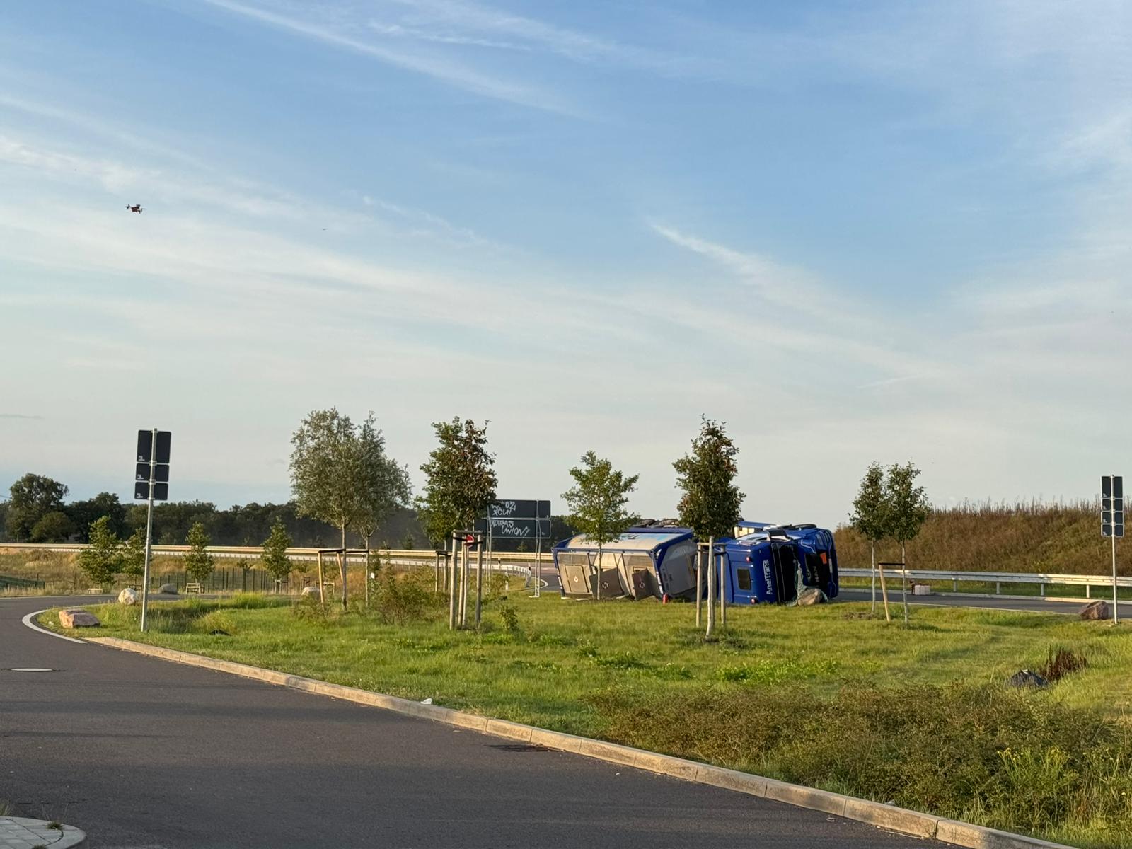 umgekippter Gefahrgut-LKW an der Bundesautobahn 24 bei Neuruppin