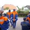 Übergabe wetterfester Jacken
